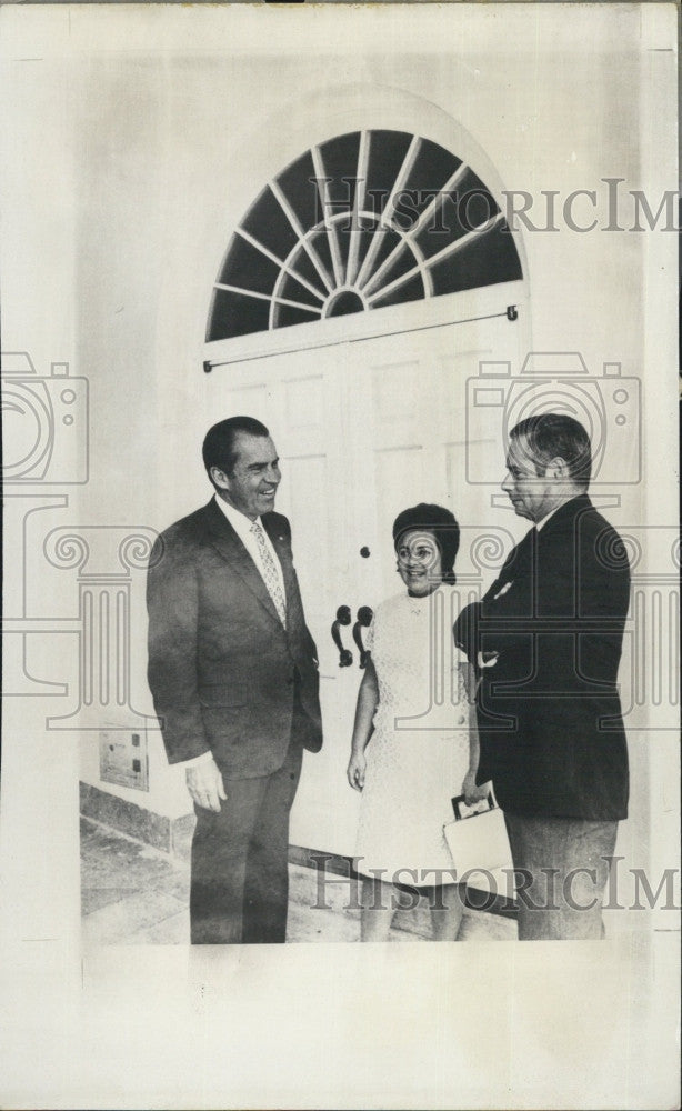 Press Photo President Richard Nixon and Mr. and Mrs. Manuel Sanchez. - Historic Images