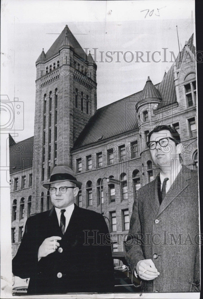 1963 Press Photo T Eugene Thompson & his asst Bill Fallon - Historic Images