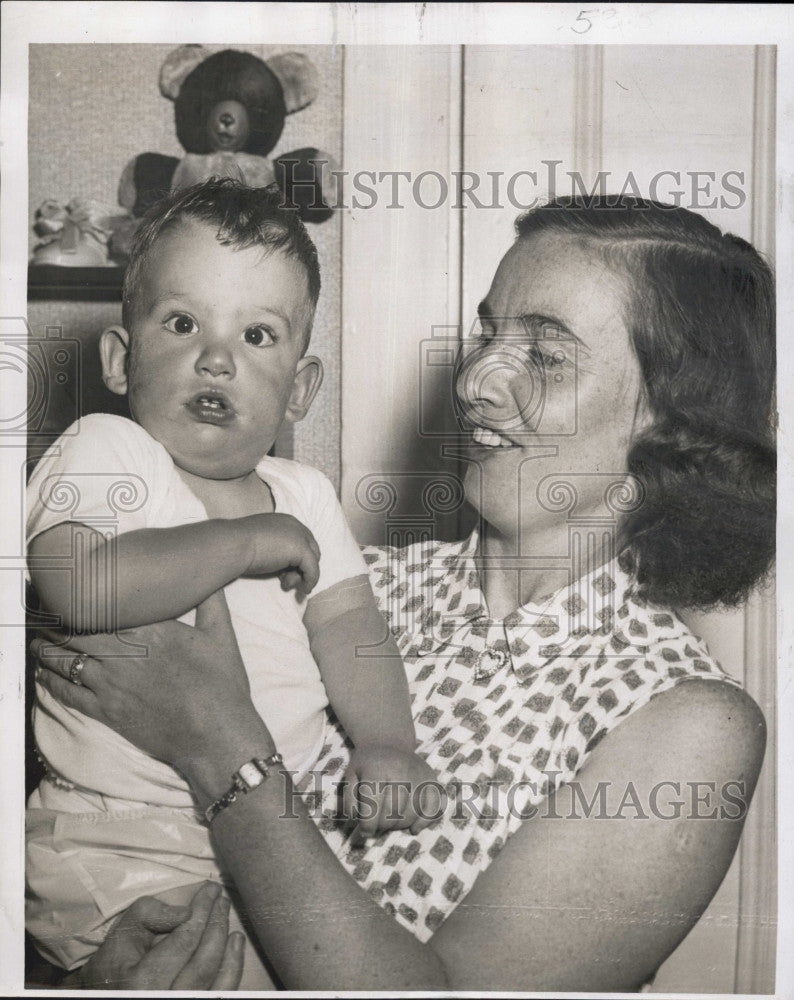 1956 Press Photo Mrs Margaret Carroll and son Jeremiah after catching thiefs - Historic Images