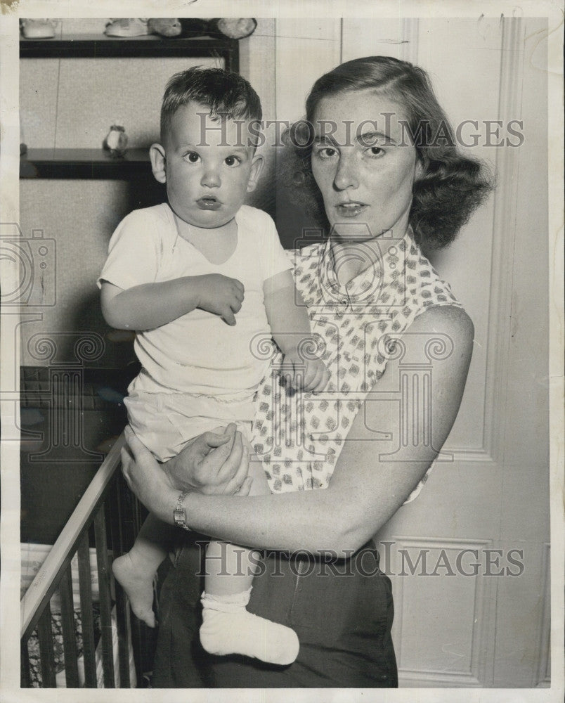 1956 Press Photo Mrs Margaret Carroll &amp; son after she caught thieves - Historic Images