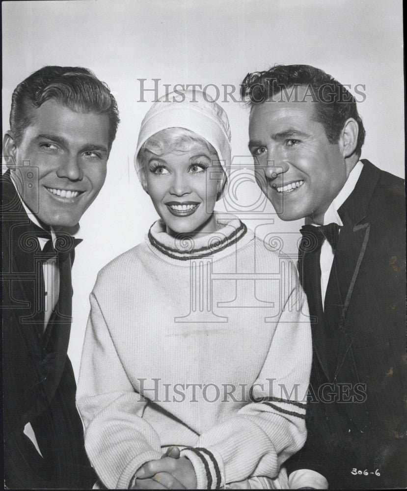 1961 Press Photo Actress Dorothy Provine,and two male actors - Historic Images