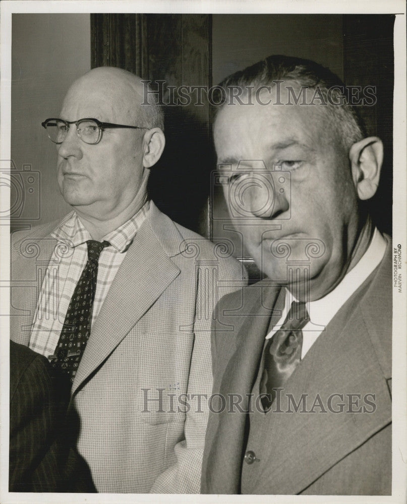 1955 Press Photo Erwin B Samson &amp; Wm T Teachout arrested - Historic Images