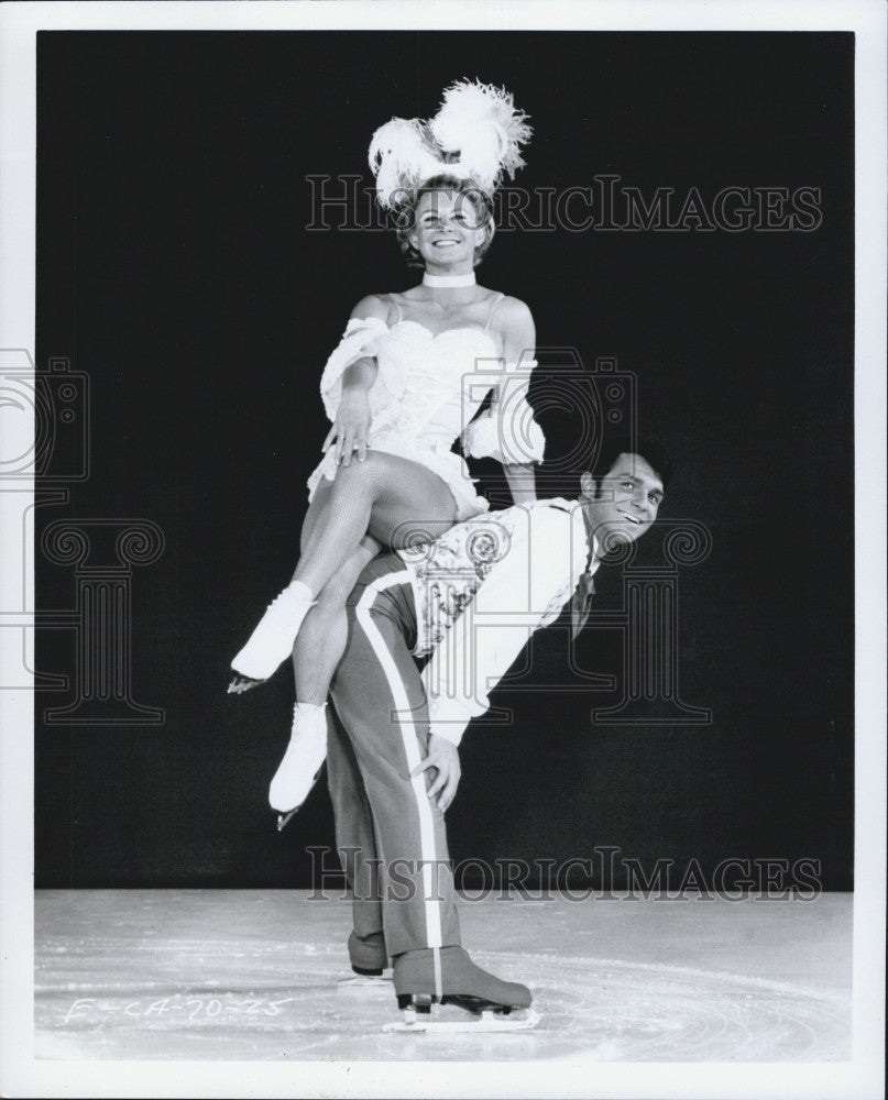 1970 Press Photo Linda Carbonetto And Billy Chapel Combine Talents In Skating - Historic Images