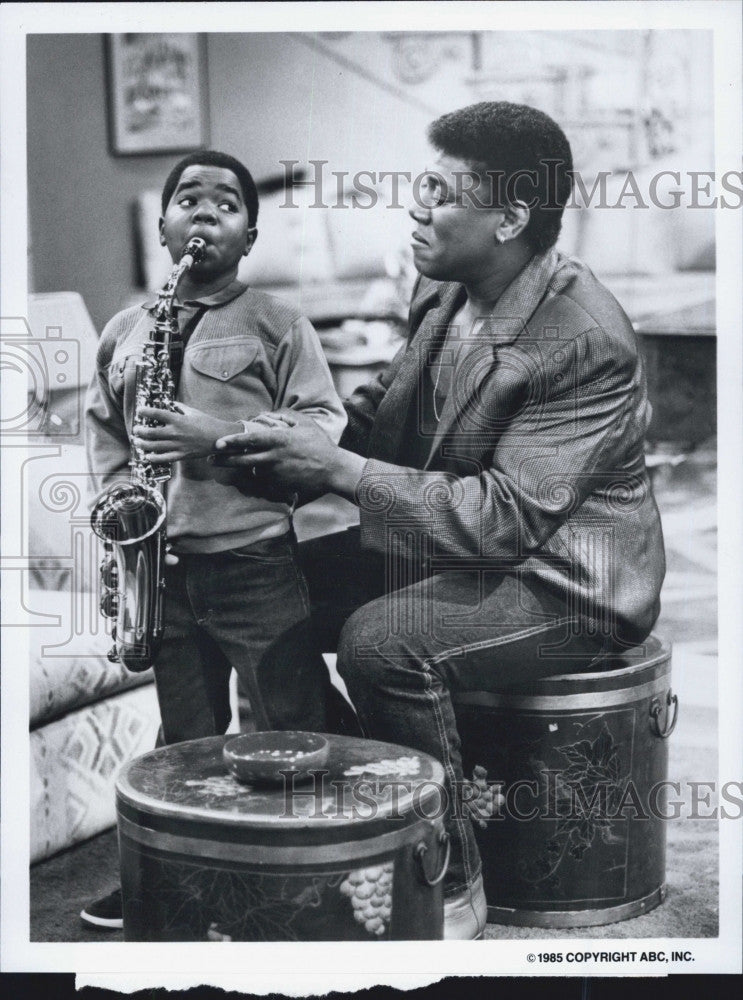 1985 Press Photo Gary Coleman and Clarence Clemons in &quot;Diff&#39;rent Strokes&quot; - Historic Images