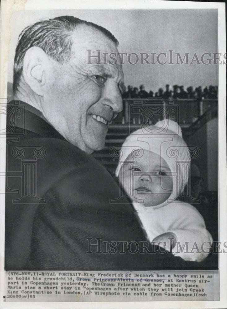 1972 Press Photo King Frederick of Denmark with grandchild Crown Princess Alexia - Historic Images