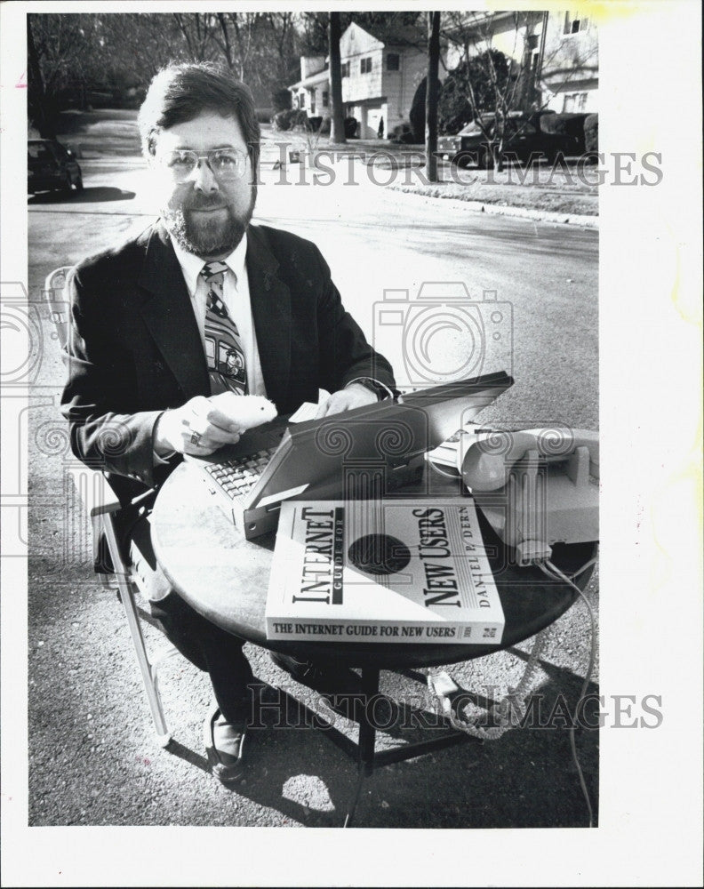 1993 Press Photo Daniel Dern and his computer outside of his home - Historic Images