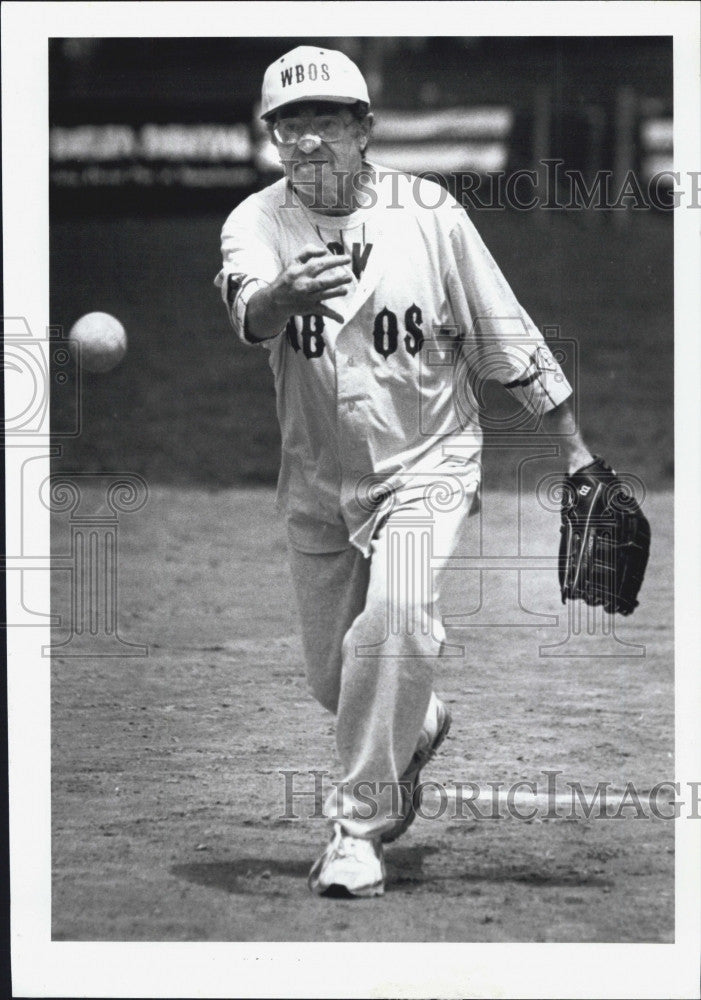 19952 Press Photo WBOS softball game in Boston - Historic Images