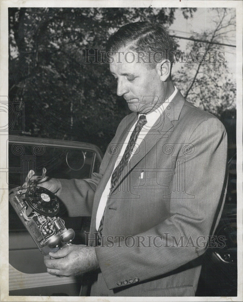 1961 Press Photo Sgt Daniel Desmond of Mass St police  &amp; evidence - Historic Images