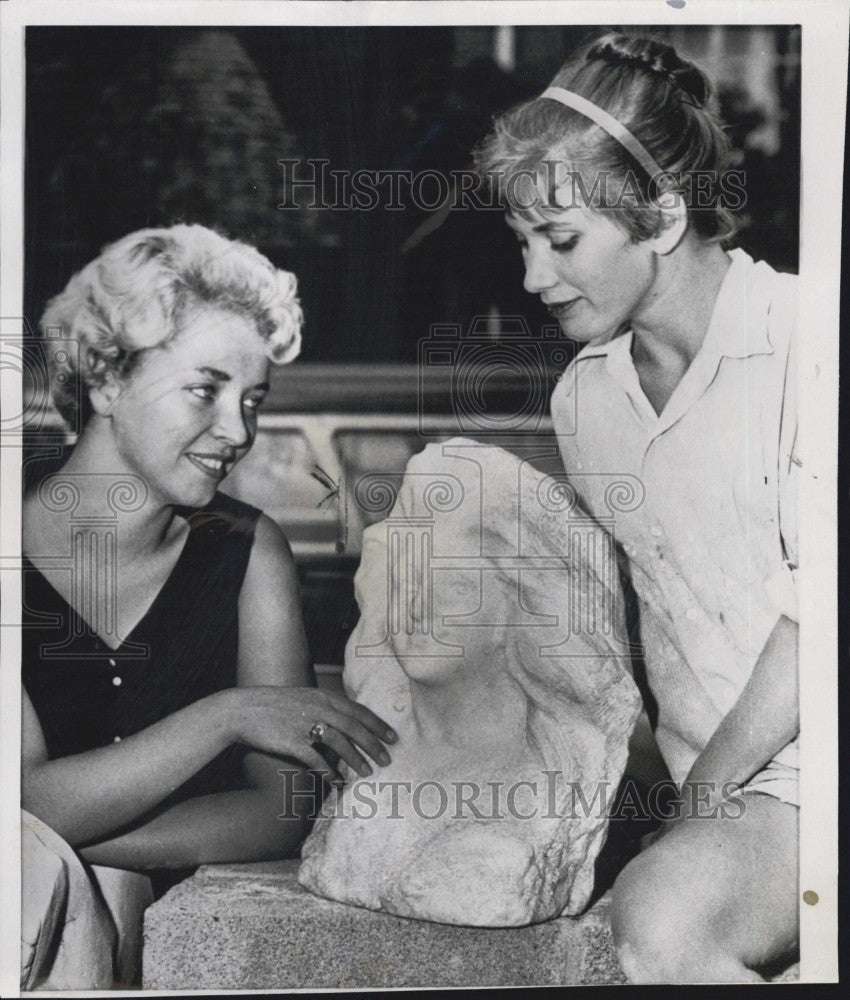 1958 Press Photo Joan Denniston And Marilyn Gleason - Historic Images