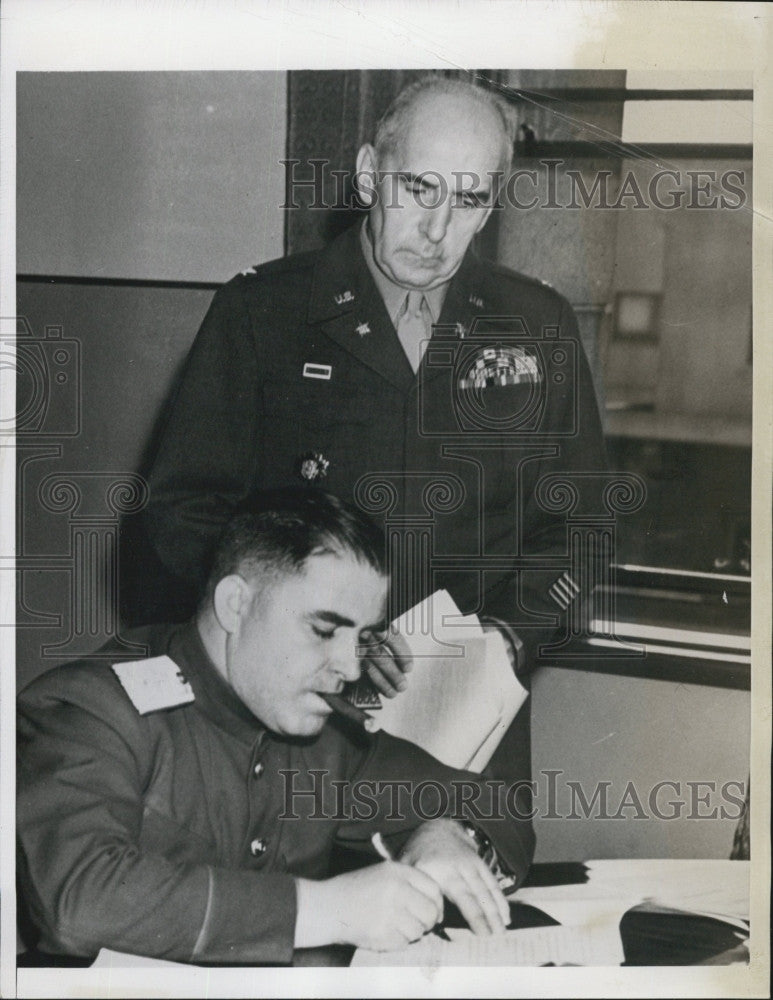 1947 Press Photo Russia&#39;s Lt. Gen. K.N Derevyanko with Col. C.A. Russell watches - Historic Images