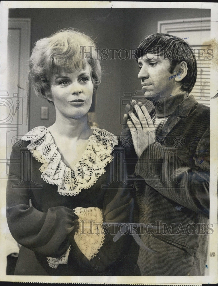 1968 Press Photo Marilyn Dervin &amp; Bob Denver Star In The Good Guys - Historic Images
