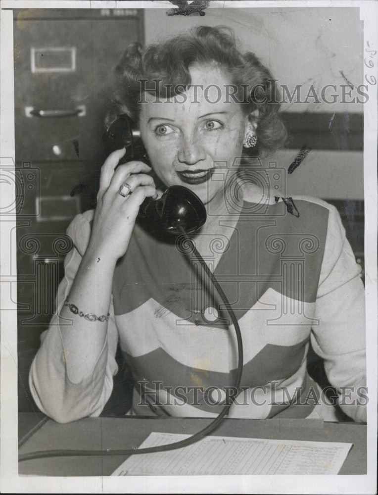 1946 Press Photo Josephine Demandy, Chief clerk in Somerville - Historic Images