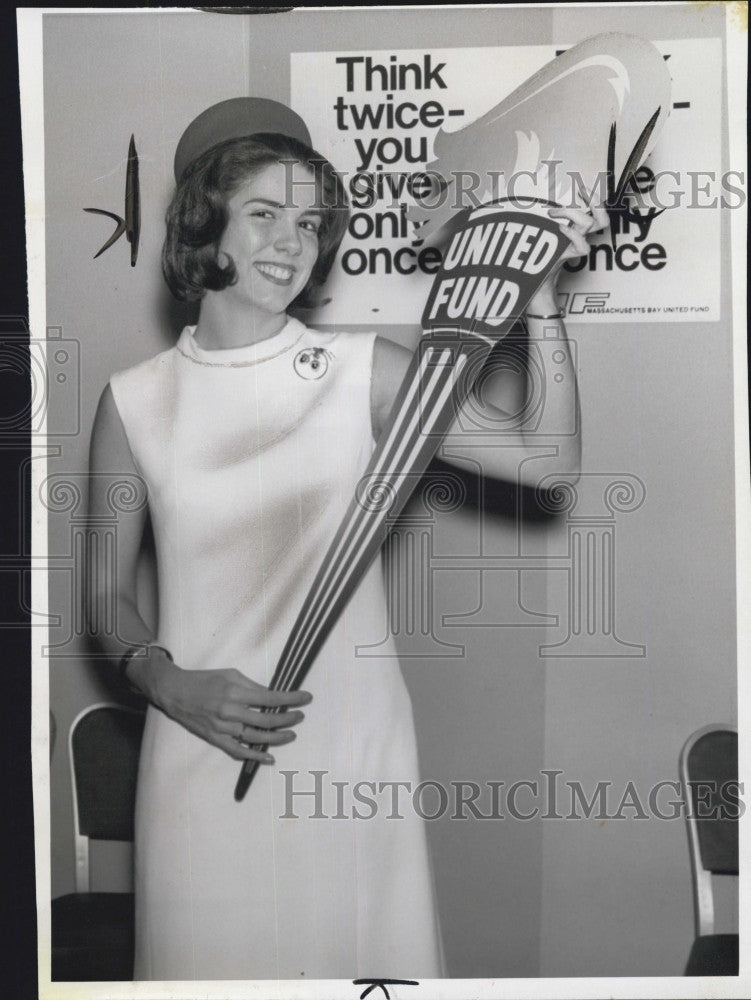 1966 Press Photo Dorothy Derick of Mass. Bay United Fund - Historic Images