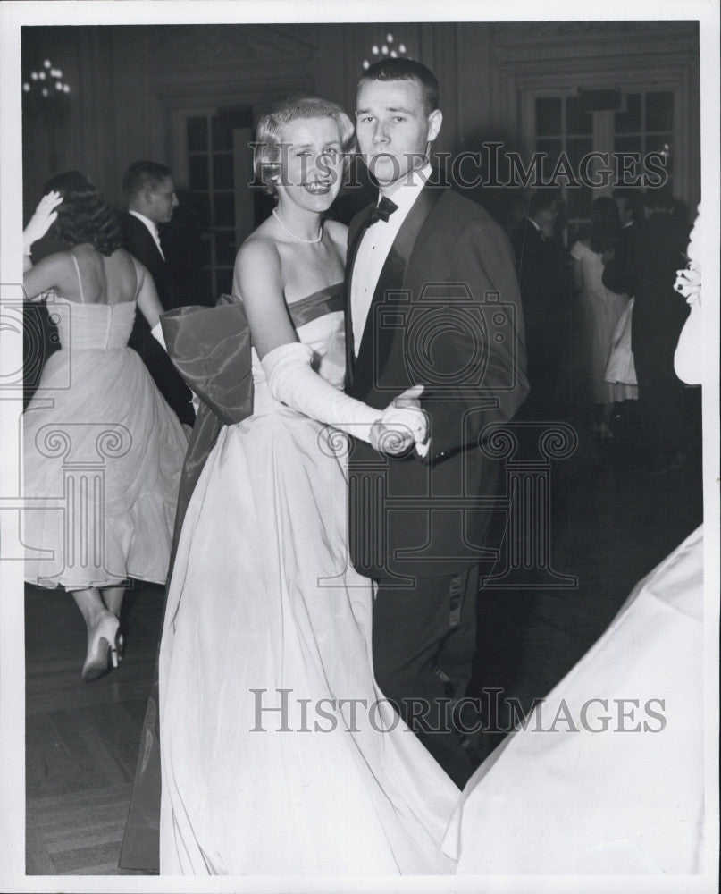 1960 Press Photo Debutante Miss Martha June Devlin &amp; J Cunningham Jr - Historic Images