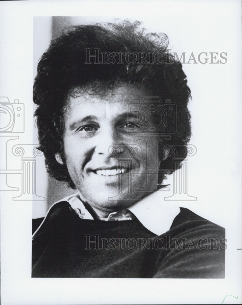 1977 Press Photo Photo Singer, Bobby Vinton on stage - Historic Images