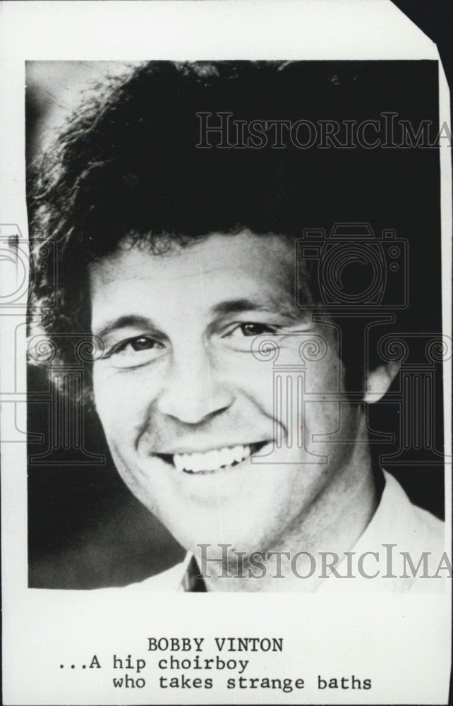 1977 Press Photo Photo Singer, Bobby Vinton on stage - Historic Images