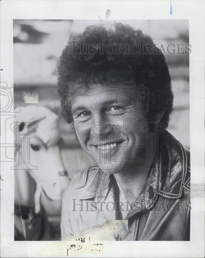 1976 Press Photo Photo Singer, Bobby Vinton on stage - Historic Images