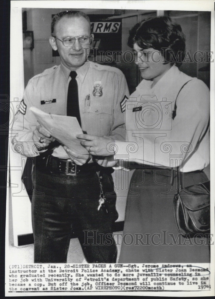 1974 Press Photo Instructor Sgt. Jerome Andrews and graduate Sister Joan Desmond - Historic Images