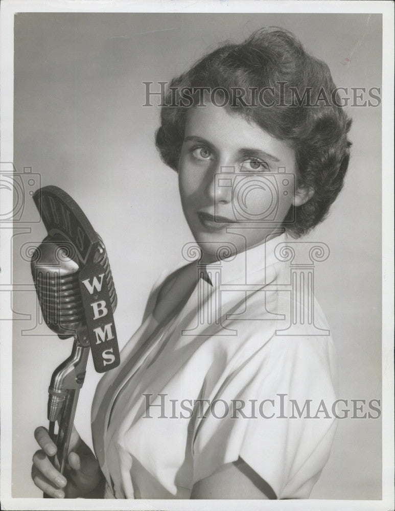 1948 Press Photo Evelyn Victor, radio host of &quot;Appointment With Evelyn&quot; at WBMS - Historic Images