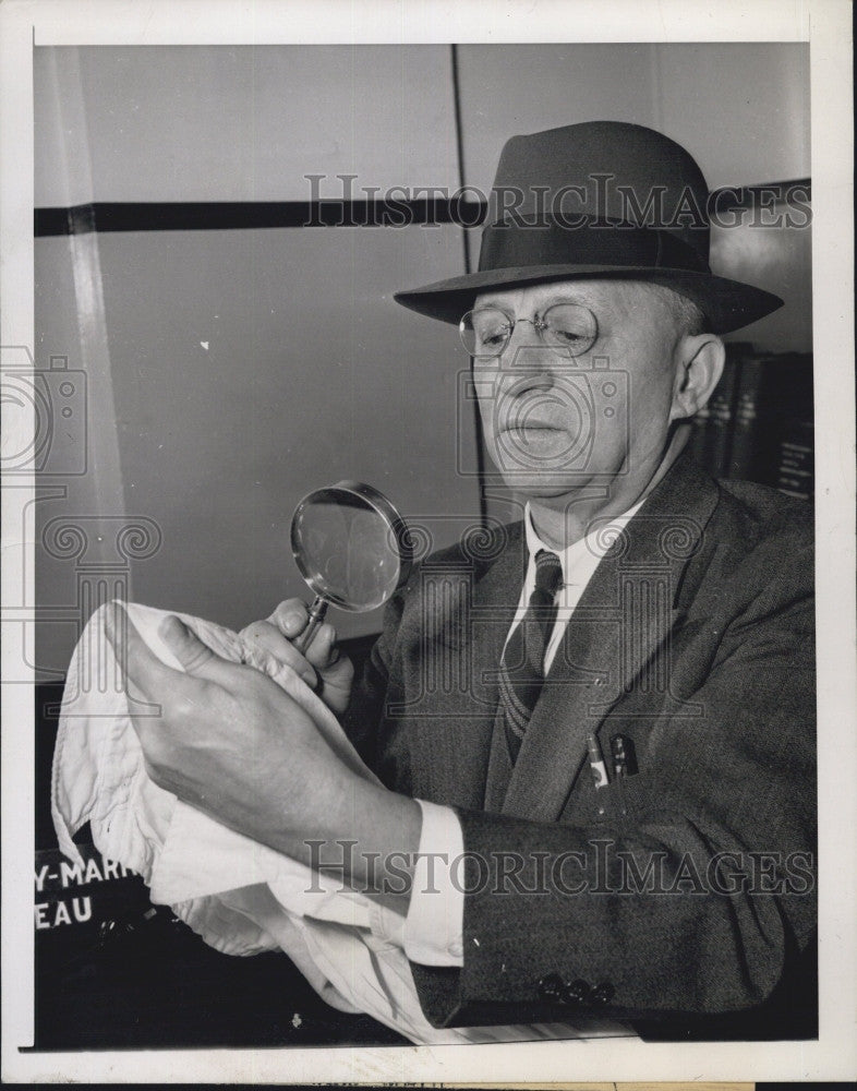 1945 Press Photo Det. Lieut. Adam Yulch uses laundry marks to catch criminals - Historic Images