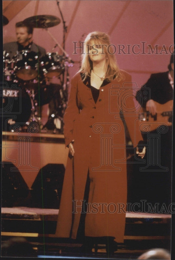 1994 Press Photo Trisha Yearwood On Stage In red Long Tench Coat - Historic Images