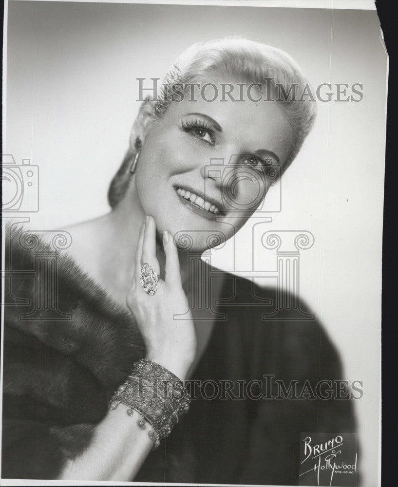 1963 Press Photo Frances Yeend, Singer - Historic Images