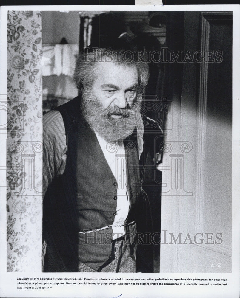 1975 Press Photo Noted Israeli actor Yossi Yadin stars as humble junk dealer - Historic Images