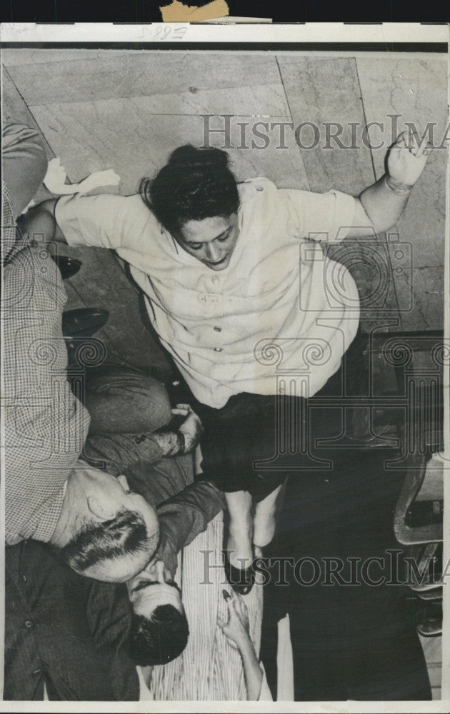 1970 Press Photo Mrs James Broyles,faints when told must give up daughter - Historic Images