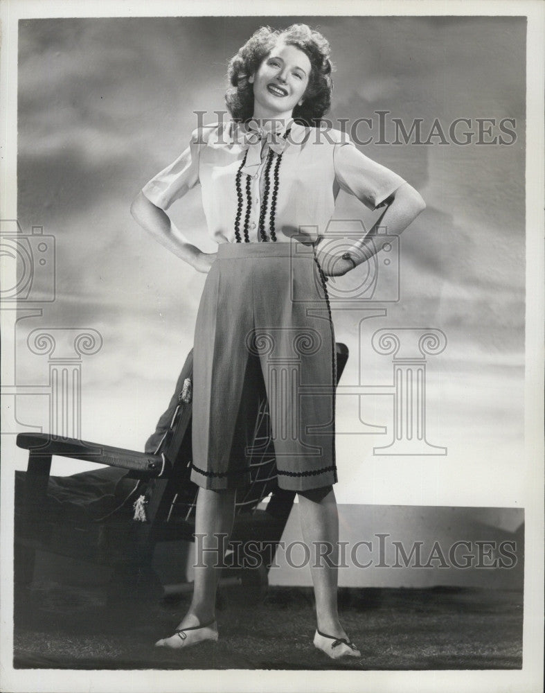 1946 Press Photo Actress Helene Burke models an outfit - Historic Images