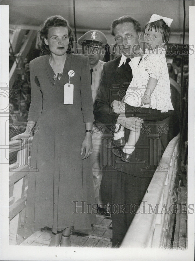 1949 Press Photo Josef Bujak With Wife and Daughter Leaving Ship - Historic Images