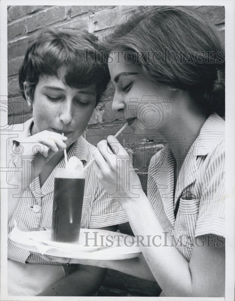 1963 Press Photo Helen Brown &amp; Paula Buckholts, waitress &amp; students Radcliffe C. - Historic Images