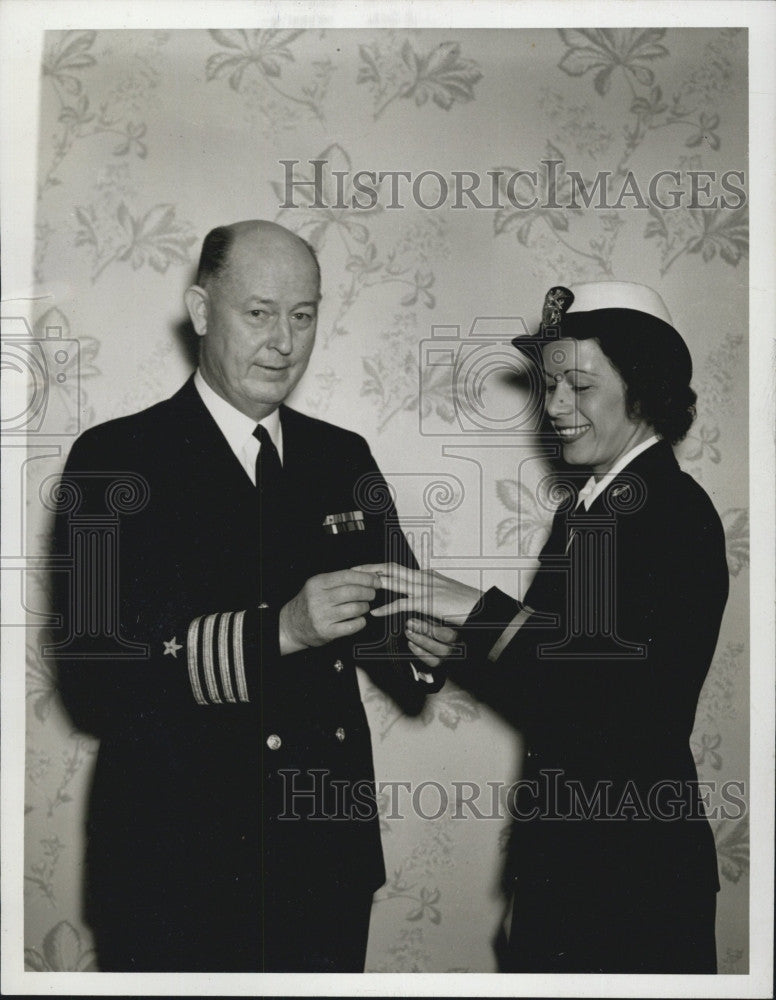 1942 Press Photo Captain Herbert W. Underwood presents ring to Esign Mabel Budd - Historic Images