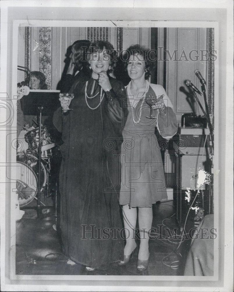 1974 Press Photo Mrs. Maureen Budd and Mrs. Kalharina Belash - Historic Images