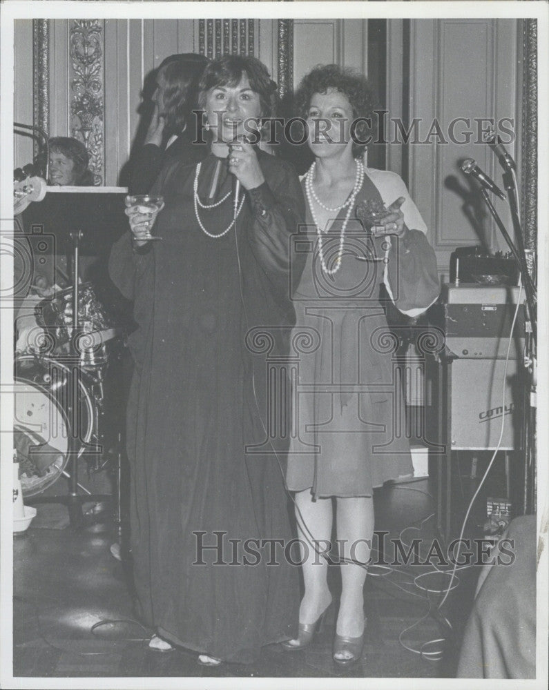 1974 Press Photo Mrs. Maureen Budd and Mrs. Kalharina Belash - Historic Images