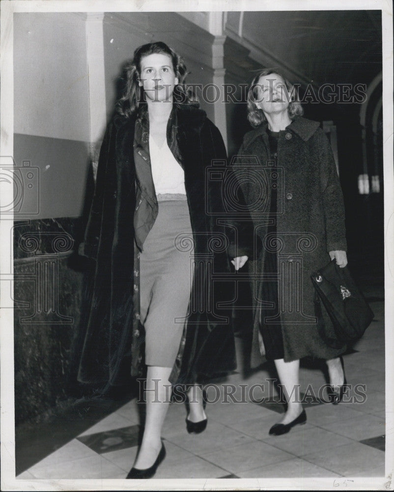 1959 Press Photo Mrs. Margaret Brown and Mother at Court - Historic Images