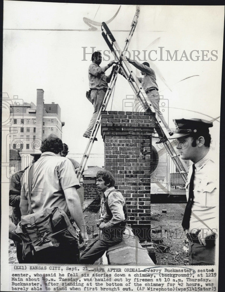 1973 Press Photo Jerry Buckmaster and firemen who rescued him - Historic Images