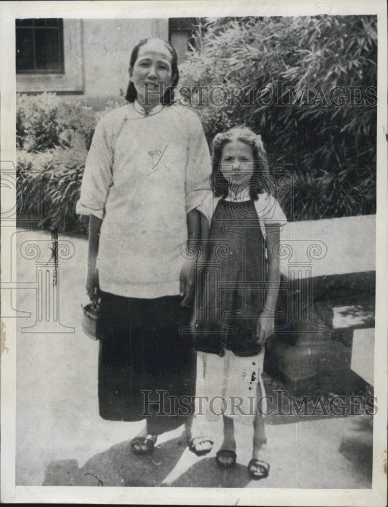 1953 Press Photo Susan Rosemary Burke and adoptive mom - Historic Images