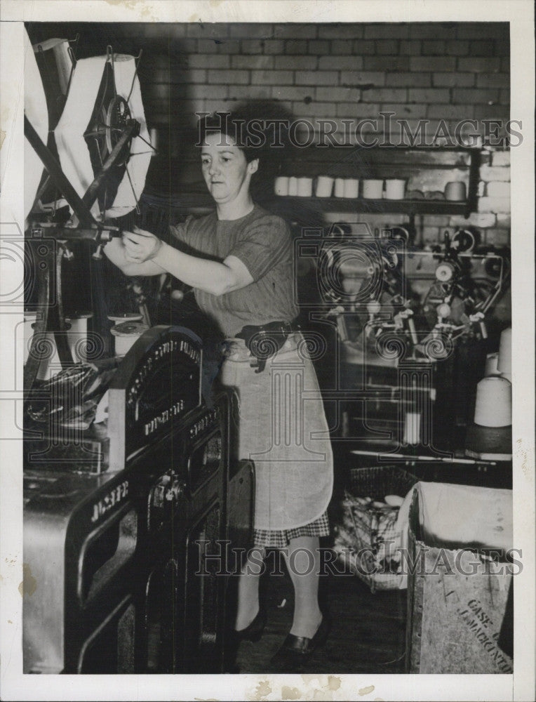 1948 Press Photo Britain&#39;s Marjorie Buckley Mayoress of Halifax in Textile Mill - Historic Images