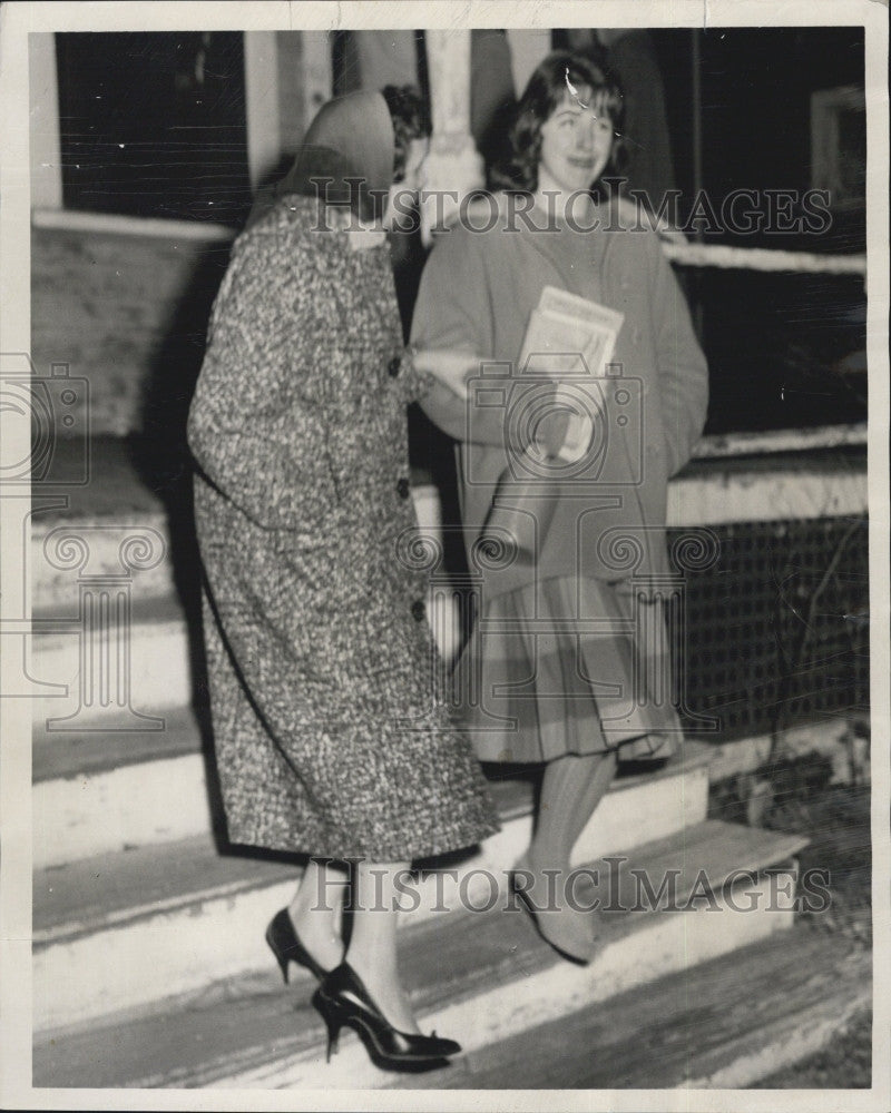 1960 Press Photo Ann Buckley and Mother Leave Scene of Crime - Historic Images