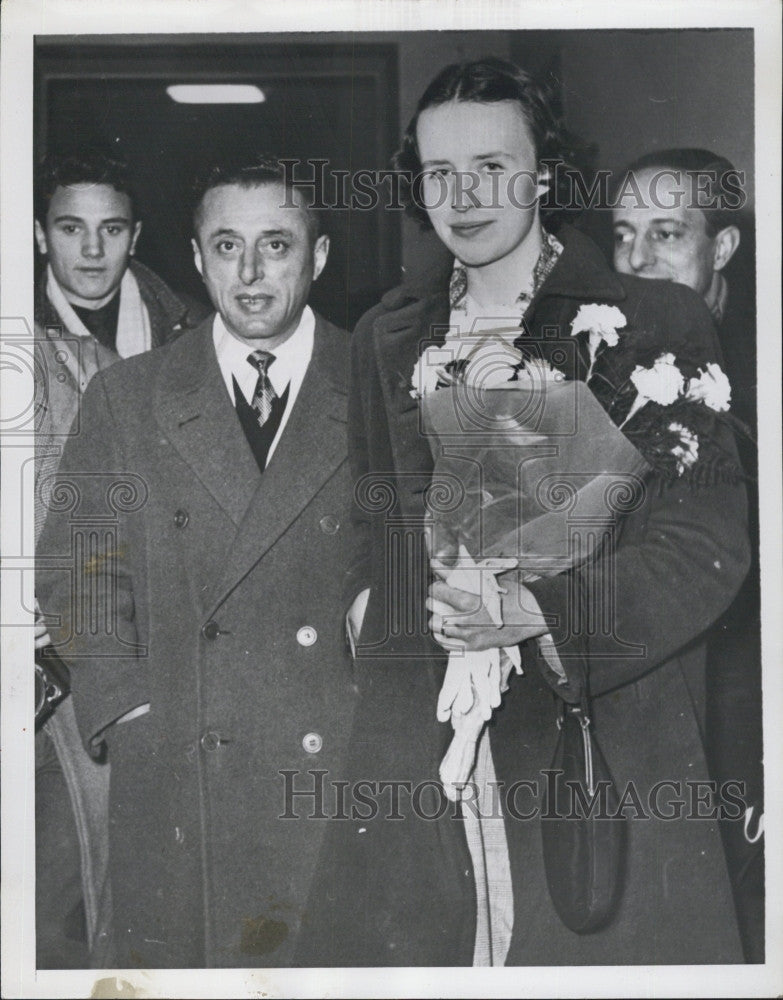 1952 Press Photo Claire Young Weds Exocommunicated Priest Luciano Negrini-Milan - Historic Images