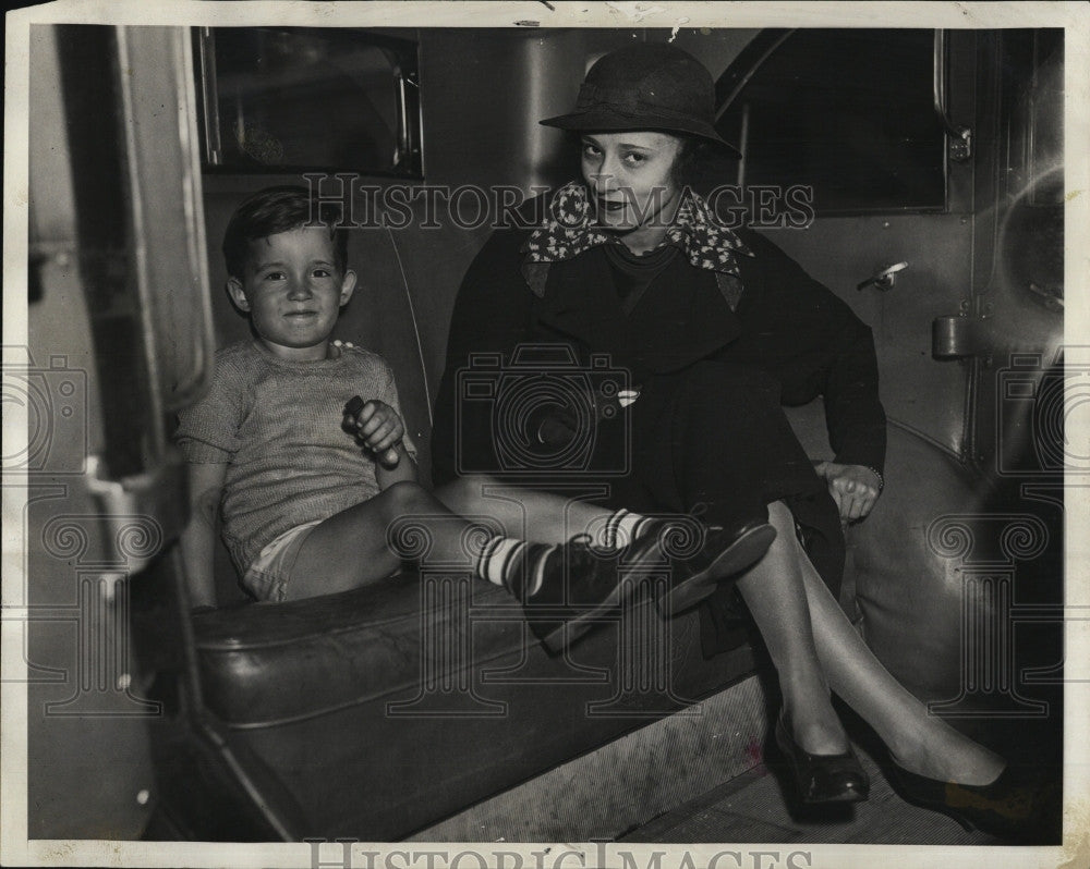 1940 Press Photo Mary Schrip &amp; her son Frederick - Historic Images