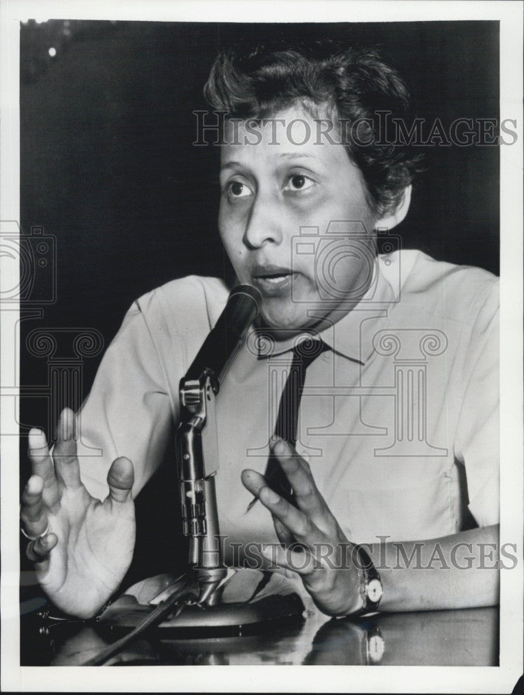 1957 Press Photo Bertha Nunez Immigrant from Honduras Talks of Sweetheart Contra - Historic Images