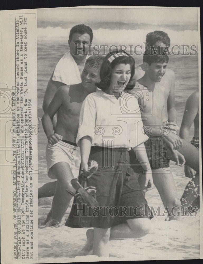 1966 Press Photo Luci Johnson at the shores of Atlantis woth some teenager. - Historic Images