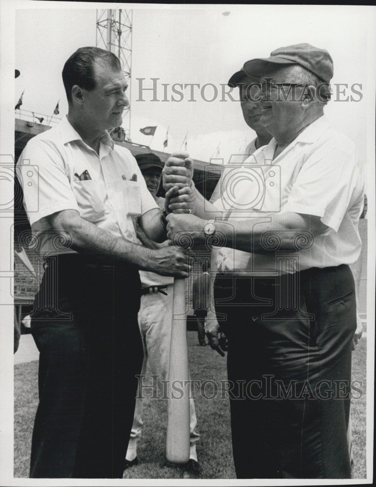 1966 Press Photo Rep William Hogan And John Janas Choose Baseball Sides-Boston - Historic Images