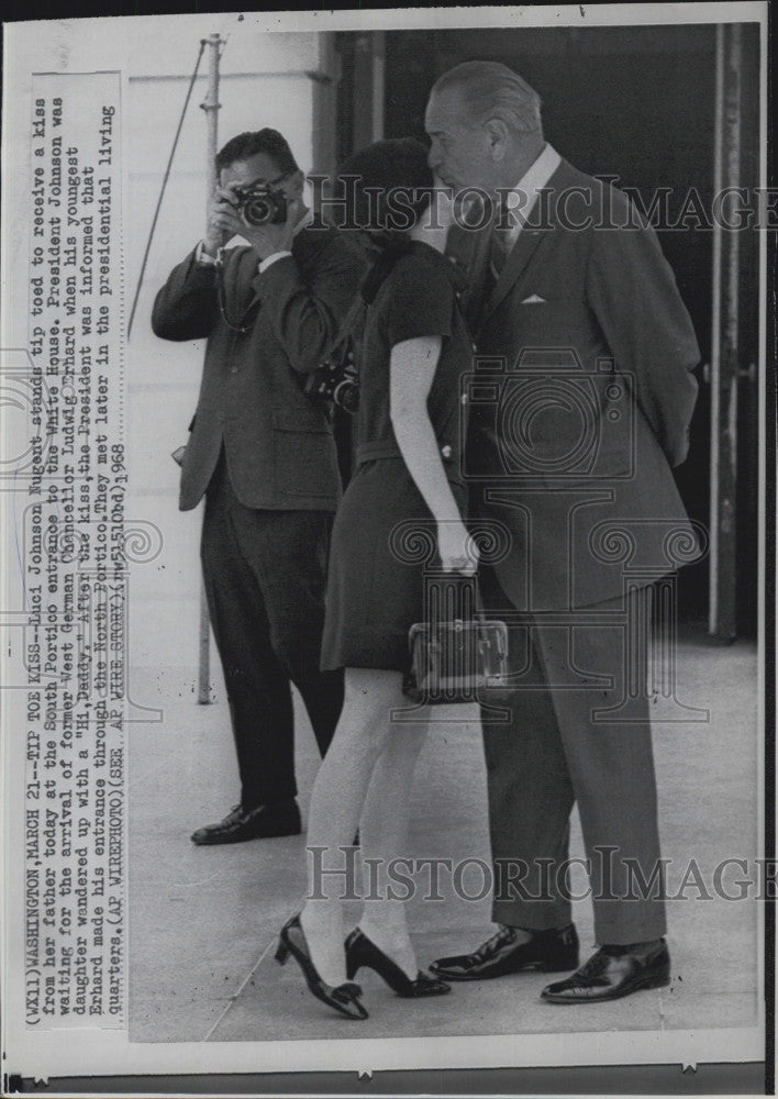 1968 Press Photo Luci Johnson Nugent Kisses Father At S Portico -Pres Johnson - Historic Images