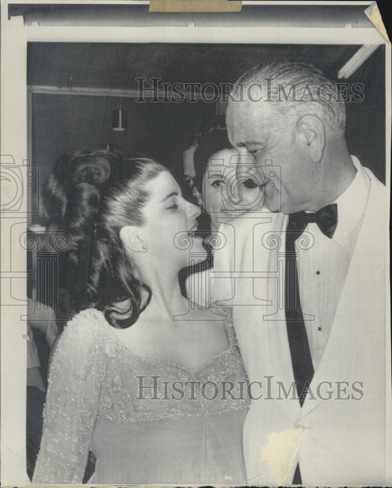 1967 Press Photo LBJ Hugging His Daughter Luci Goodnight After Party - Historic Images