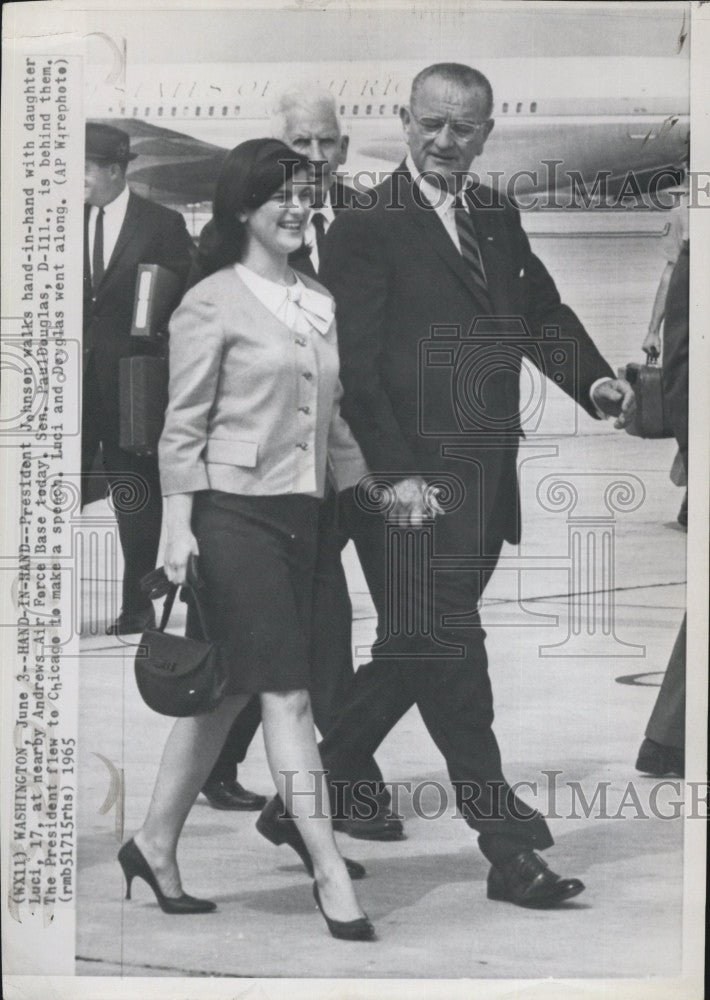 1965 Press Photo Pres Johnson Walks With Daughter Luci In Hand-Andrew Air Force - Historic Images