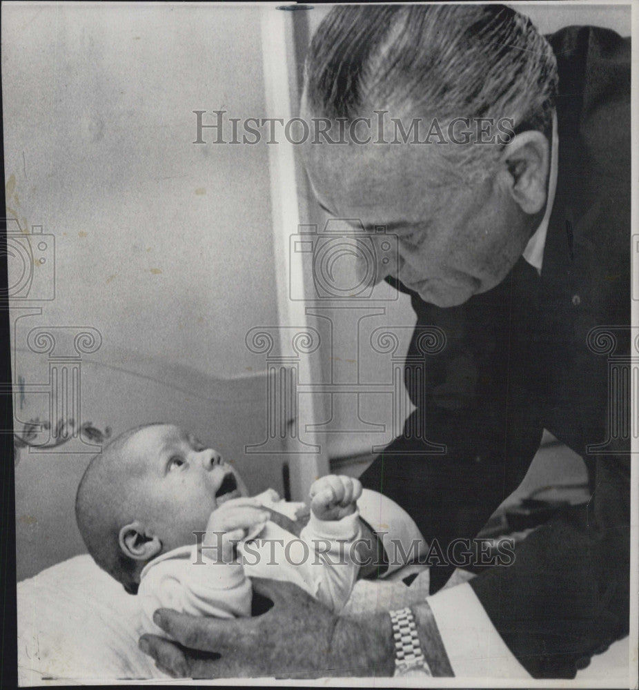 1967 Press Photo President Johnson &amp; New Grandson Patrick Lyn Nugent - Historic Images