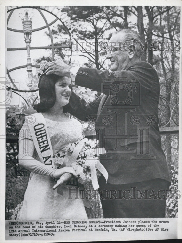 1965 Press Photo President Johnson places the crown on his daughter, Luci Baines - Historic Images