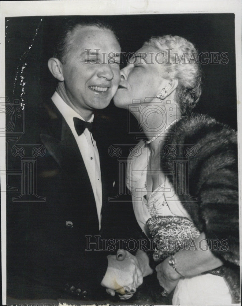 1952 Press Photo John Hightower gets a kiss Mrs. Clapper - Historic Images